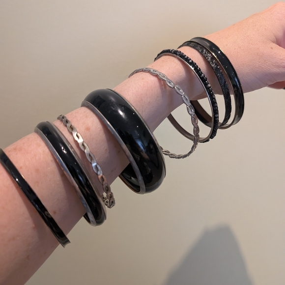 Elegant Black and Silver Bangle Set - Picture 4 of 6